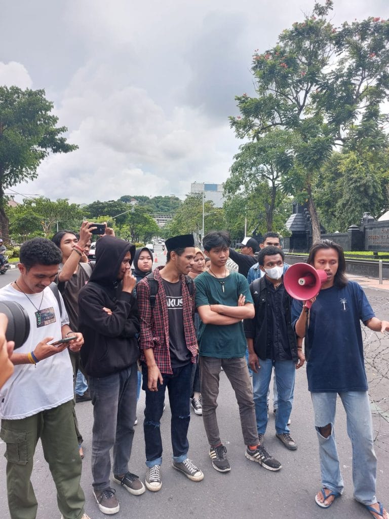 Kaum Muda Sampaikan Tuntutan ke Depan Gerbang Gedung Berlian – DPRD JATENG