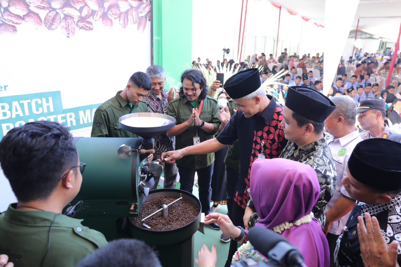 Mesin NU Roaster Karya SMK Ma'arif Mungkid Buat Ganjar Terkesan