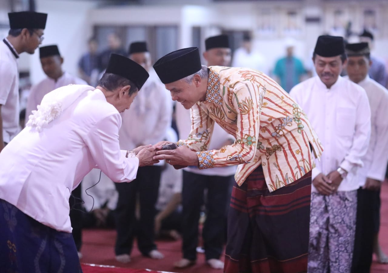Pererat Hablum Minannas, Ganjar Kembali Tarawih Keliling Setelah 2 Tahun Absen
