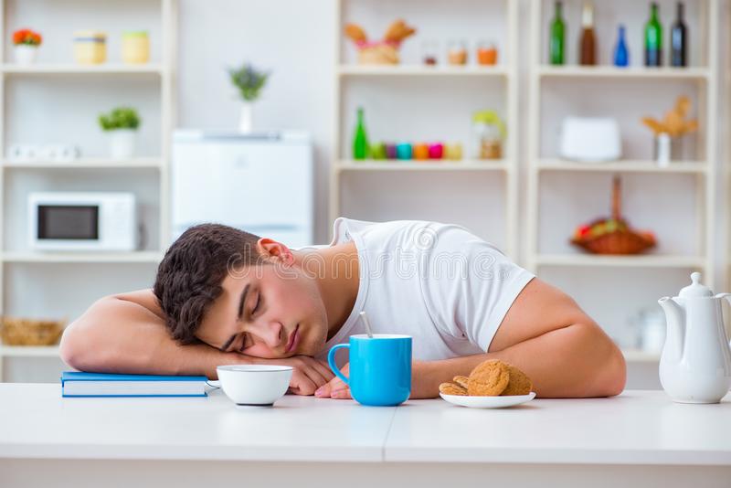Jangan Tidur Setelah Makan, Bisa Sebabkan Hal ini