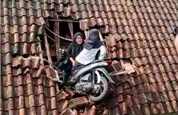 motor-nyangkut-di-genteng-tasikmalaya