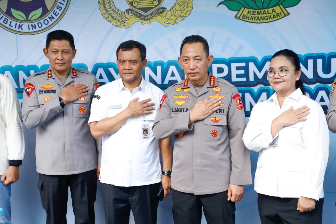 Gubernur Jawa Tengah Ahmad Luthfi mendampingi Kapolri Jenderal Polisi Listyo Sigit Prabowo meresmikan SPPG Polrestabes Semarang
