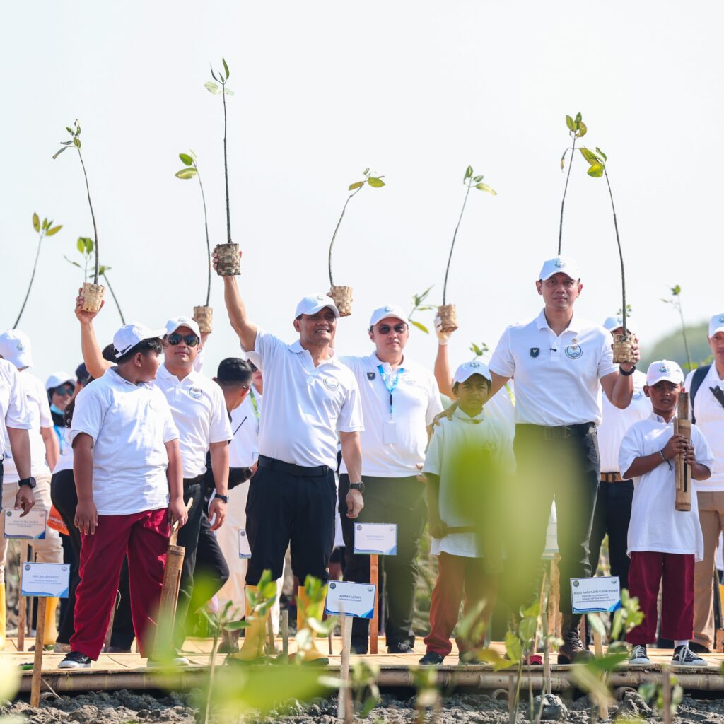 Atasi Abrasi Pantura, AHY dan Ahmad Luthfi Tanam Mangrove di Demak Gunakan Teknologi HexBricks